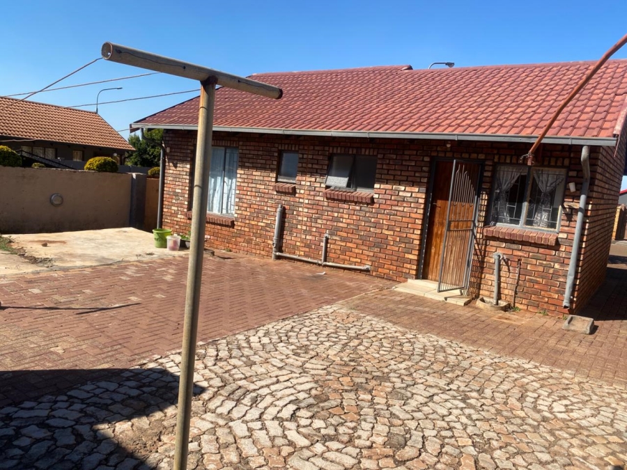 2 Bedroom Property for Sale in Geelhoutpark North West